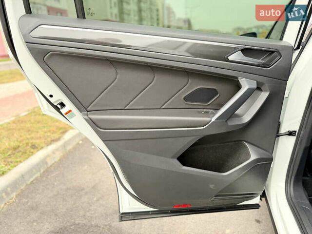 Білий Фольксваген Тігуан, об'ємом двигуна 2 л та пробігом 66 тис. км за 30999 $, фото 69 на Automoto.ua