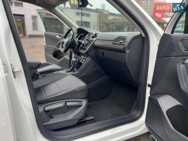 Белый Фольксваген Тигуан, объемом двигателя 2 л и пробегом 64 тыс. км за 17900 $, фото 25 на Automoto.ua