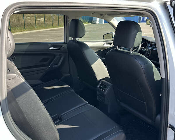 Белый Фольксваген Тигуан, объемом двигателя 2 л и пробегом 192 тыс. км за 17200 $, фото 50 на Automoto.ua