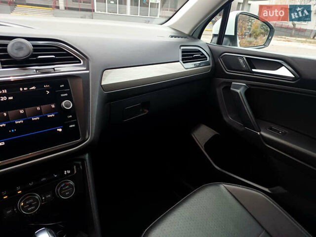 Білий Фольксваген Тігуан, об'ємом двигуна 2 л та пробігом 145 тис. км за 23600 $, фото 42 на Automoto.ua