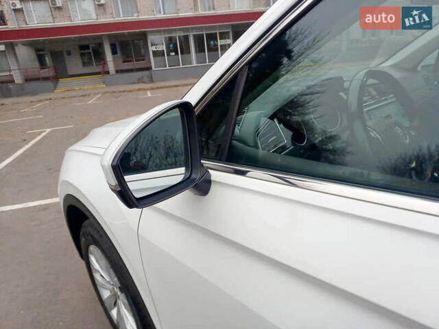Білий Фольксваген Тігуан, об'ємом двигуна 2 л та пробігом 145 тис. км за 23600 $, фото 58 на Automoto.ua