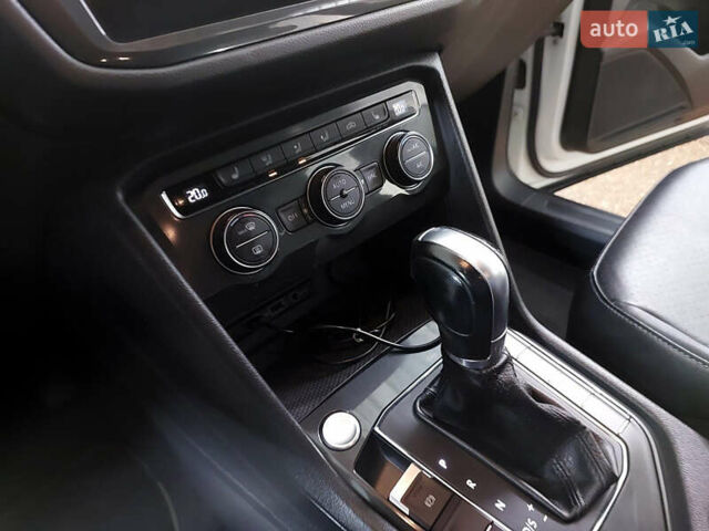 Білий Фольксваген Тігуан, об'ємом двигуна 2 л та пробігом 145 тис. км за 23600 $, фото 76 на Automoto.ua