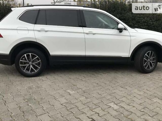 Белый Фольксваген Тигуан, объемом двигателя 2 л и пробегом 70 тыс. км за 18900 $, фото 1 на Automoto.ua