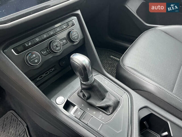 Белый Фольксваген Тигуан, объемом двигателя 2 л и пробегом 112 тыс. км за 17800 $, фото 17 на Automoto.ua