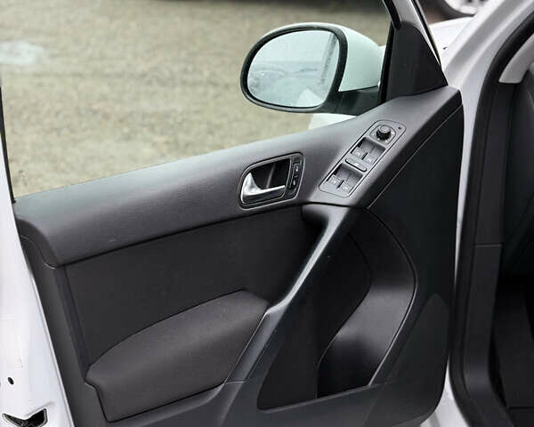 Белый Фольксваген Тигуан, объемом двигателя 2 л и пробегом 110 тыс. км за 14998 $, фото 10 на Automoto.ua