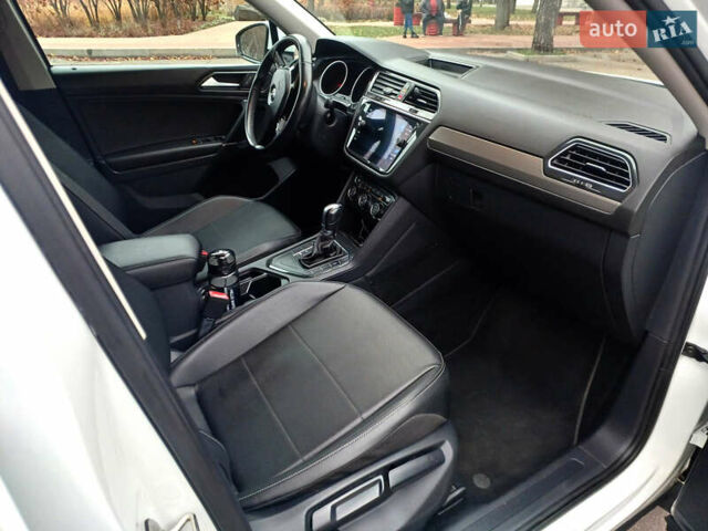 Білий Фольксваген Тігуан, об'ємом двигуна 2 л та пробігом 145 тис. км за 23600 $, фото 26 на Automoto.ua