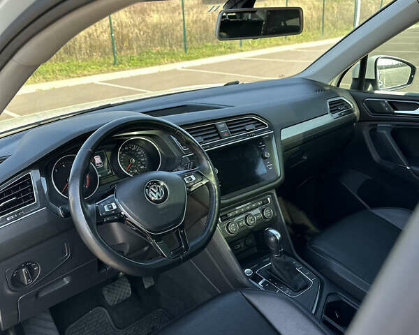 Белый Фольксваген Тигуан, объемом двигателя 2 л и пробегом 192 тыс. км за 17200 $, фото 65 на Automoto.ua