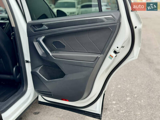 Білий Фольксваген Тігуан, об'ємом двигуна 2 л та пробігом 66 тис. км за 30999 $, фото 80 на Automoto.ua