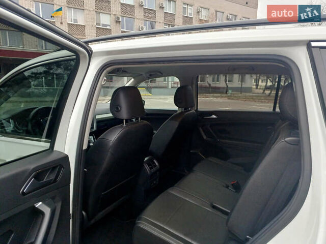 Білий Фольксваген Тігуан, об'ємом двигуна 2 л та пробігом 145 тис. км за 23600 $, фото 21 на Automoto.ua