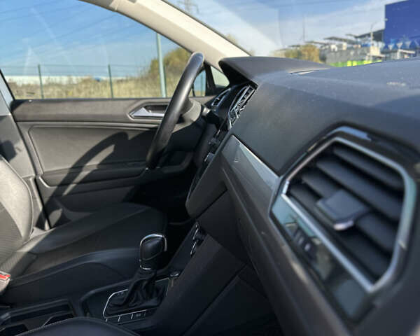 Белый Фольксваген Тигуан, объемом двигателя 2 л и пробегом 192 тыс. км за 17200 $, фото 43 на Automoto.ua