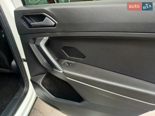 Білий Фольксваген Тігуан, об'ємом двигуна 2 л та пробігом 145 тис. км за 23600 $, фото 23 на Automoto.ua