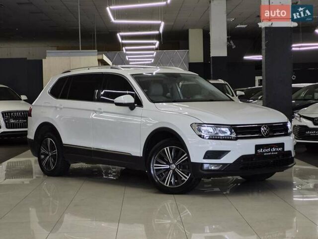 Белый Фольксваген Тигуан, объемом двигателя 2 л и пробегом 142 тыс. км за 21699 $, фото 2 на Automoto.ua