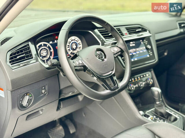 Білий Фольксваген Тігуан, об'ємом двигуна 2 л та пробігом 66 тис. км за 30999 $, фото 51 на Automoto.ua