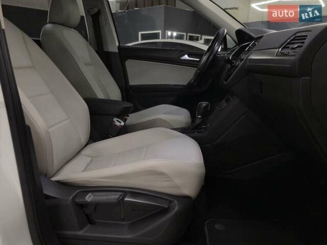 Белый Фольксваген Тигуан, объемом двигателя 2 л и пробегом 142 тыс. км за 21699 $, фото 10 на Automoto.ua