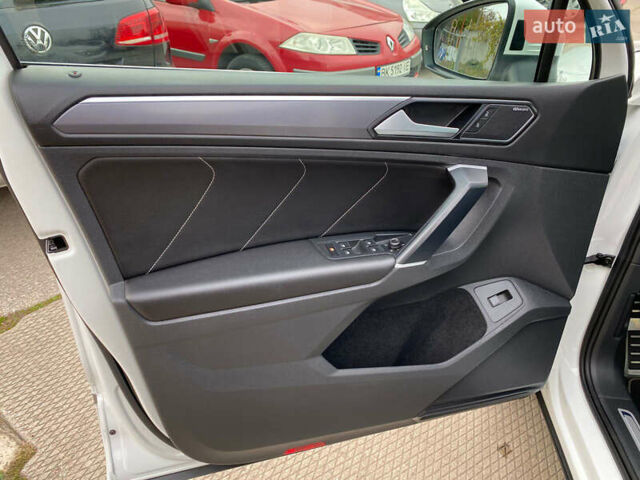 Білий Фольксваген Тігуан, об'ємом двигуна 2 л та пробігом 182 тис. км за 31600 $, фото 21 на Automoto.ua