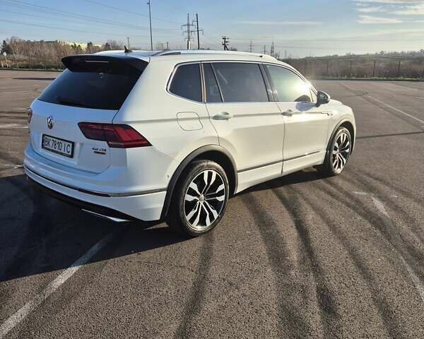 Белый Фольксваген Тигуан, объемом двигателя 1.98 л и пробегом 160 тыс. км за 29000 $, фото 2 на Automoto.ua