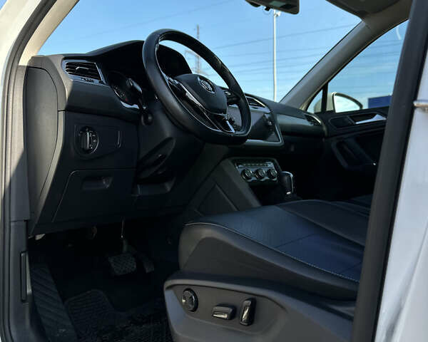 Белый Фольксваген Тигуан, объемом двигателя 2 л и пробегом 192 тыс. км за 17200 $, фото 59 на Automoto.ua