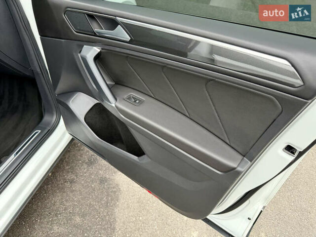 Білий Фольксваген Тігуан, об'ємом двигуна 2 л та пробігом 66 тис. км за 30999 $, фото 86 на Automoto.ua