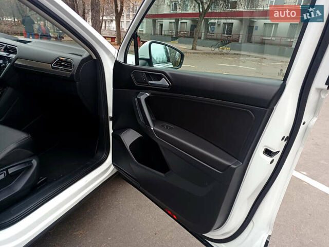 Білий Фольксваген Тігуан, об'ємом двигуна 2 л та пробігом 145 тис. км за 23600 $, фото 29 на Automoto.ua