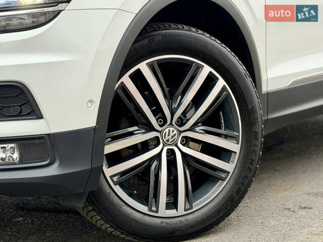 Білий Фольксваген Тігуан, об'ємом двигуна 2 л та пробігом 66 тис. км за 30999 $, фото 4 на Automoto.ua