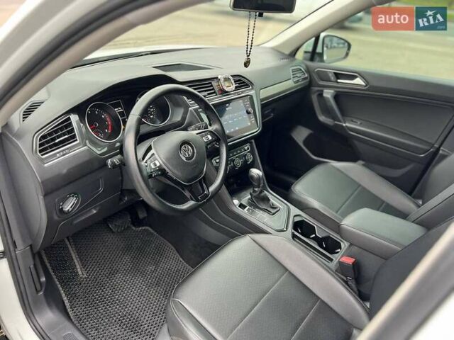 Белый Фольксваген Тигуан, объемом двигателя 2 л и пробегом 64 тыс. км за 17900 $, фото 17 на Automoto.ua