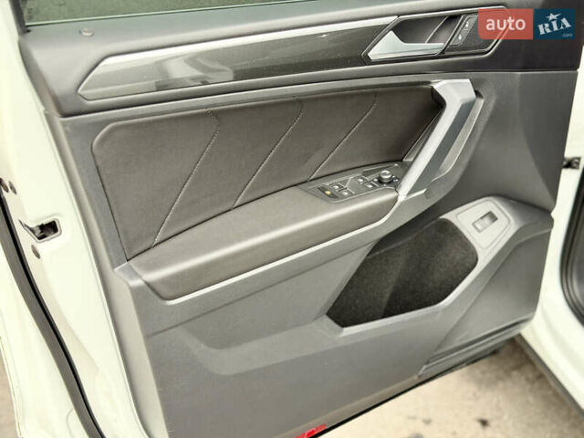 Білий Фольксваген Тігуан, об'ємом двигуна 2 л та пробігом 66 тис. км за 30999 $, фото 42 на Automoto.ua