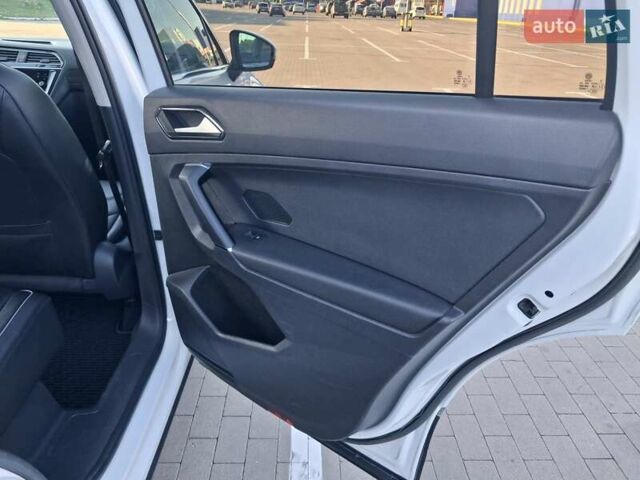 Білий Фольксваген Тігуан, об'ємом двигуна 2 л та пробігом 120 тис. км за 23400 $, фото 11 на Automoto.ua