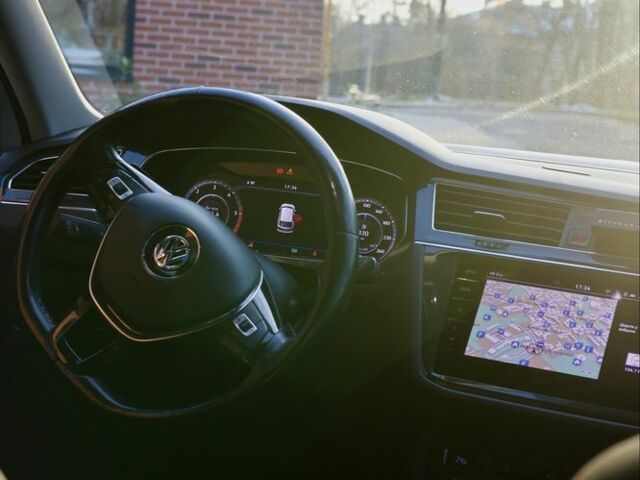 Белый Фольксваген Тигуан, объемом двигателя 2 л и пробегом 243 тыс. км за 24000 $, фото 2 на Automoto.ua