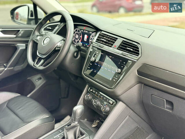 Білий Фольксваген Тігуан, об'ємом двигуна 2 л та пробігом 66 тис. км за 30999 $, фото 92 на Automoto.ua