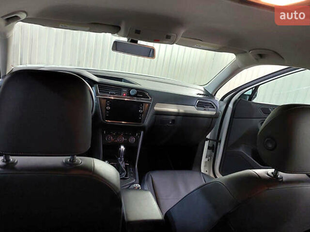 Білий Фольксваген Тігуан, об'ємом двигуна 2 л та пробігом 145 тис. км за 23600 $, фото 70 на Automoto.ua