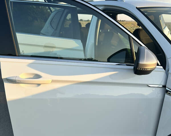 Белый Фольксваген Тигуан, объемом двигателя 2 л и пробегом 198 тыс. км за 41500 $, фото 3 на Automoto.ua