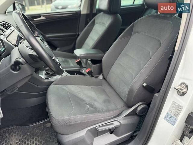 Белый Фольксваген Тигуан, объемом двигателя 1.97 л и пробегом 93 тыс. км за 31990 $, фото 7 на Automoto.ua