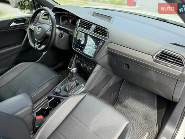 Білий Фольксваген Тігуан, об'ємом двигуна 2 л та пробігом 110 тис. км за 25999 $, фото 58 на Automoto.ua