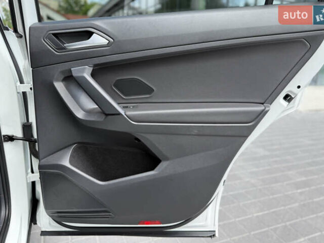 Білий Фольксваген Тігуан, об'ємом двигуна 2 л та пробігом 110 тис. км за 25999 $, фото 52 на Automoto.ua