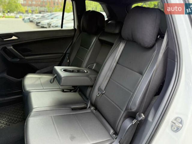 Білий Фольксваген Тігуан, об'ємом двигуна 2 л та пробігом 110 тис. км за 25999 $, фото 48 на Automoto.ua