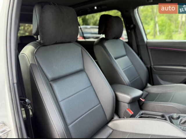 Білий Фольксваген Тігуан, об'ємом двигуна 2 л та пробігом 110 тис. км за 25999 $, фото 57 на Automoto.ua