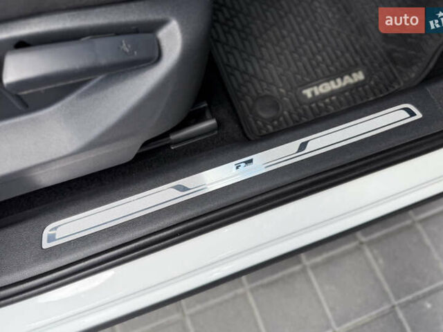 Білий Фольксваген Тігуан, об'ємом двигуна 2 л та пробігом 110 тис. км за 25999 $, фото 55 на Automoto.ua