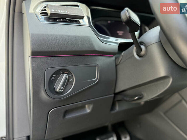 Білий Фольксваген Тігуан, об'ємом двигуна 2 л та пробігом 110 тис. км за 25999 $, фото 27 на Automoto.ua