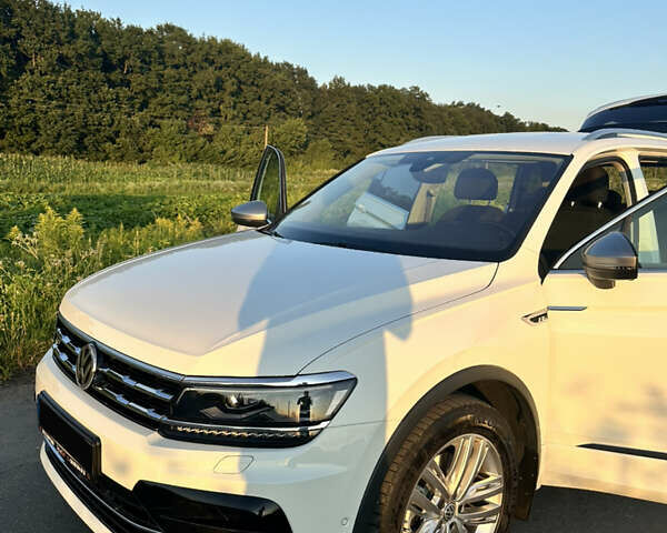 Белый Фольксваген Тигуан, объемом двигателя 2 л и пробегом 198 тыс. км за 41500 $, фото 2 на Automoto.ua