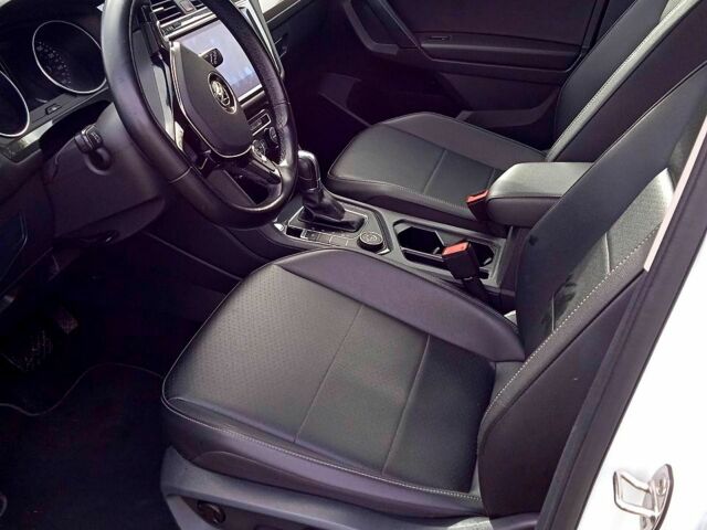 Білий Фольксваген Тігуан, об'ємом двигуна 2 л та пробігом 120 тис. км за 17000 $, фото 13 на Automoto.ua