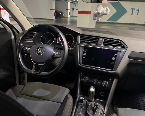 Белый Фольксваген Тигуан, объемом двигателя 2 л и пробегом 70 тыс. км за 31902 $, фото 4 на Automoto.ua