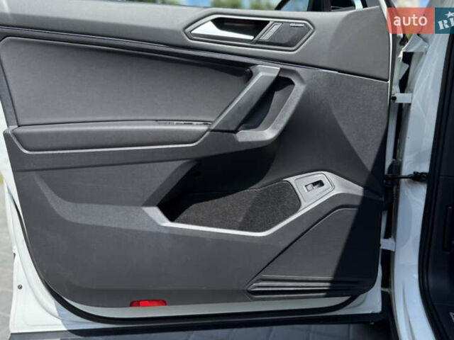 Білий Фольксваген Тігуан, об'ємом двигуна 2 л та пробігом 110 тис. км за 25999 $, фото 23 на Automoto.ua