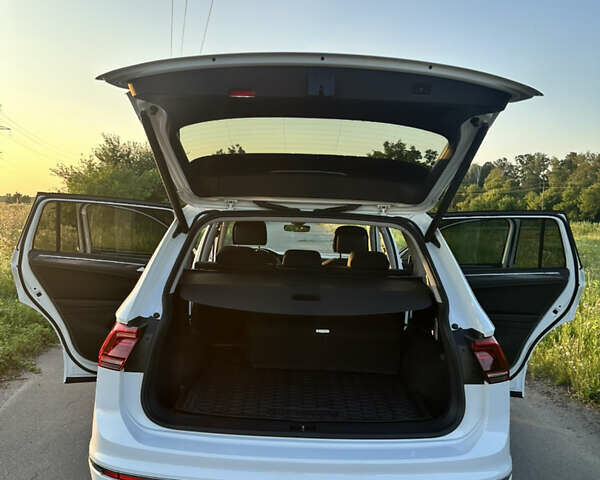 Белый Фольксваген Тигуан, объемом двигателя 2 л и пробегом 198 тыс. км за 41500 $, фото 15 на Automoto.ua