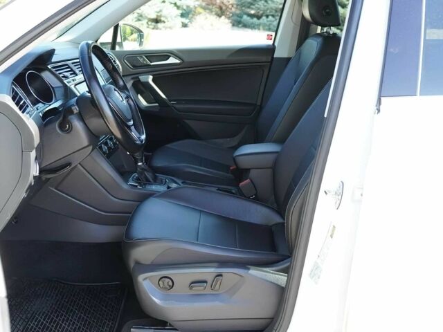 Белый Фольксваген Тигуан, объемом двигателя 2 л и пробегом 30 тыс. км за 8000 $, фото 7 на Automoto.ua