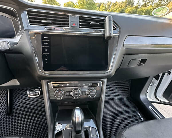 Белый Фольксваген Тигуан, объемом двигателя 2 л и пробегом 198 тыс. км за 41500 $, фото 20 на Automoto.ua