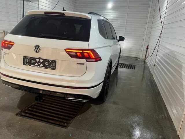 Белый Фольксваген Тигуан, объемом двигателя 2 л и пробегом 145 тыс. км за 24000 $, фото 4 на Automoto.ua