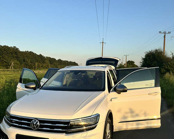 Белый Фольксваген Тигуан, объемом двигателя 2 л и пробегом 198 тыс. км за 41500 $, фото 6 на Automoto.ua