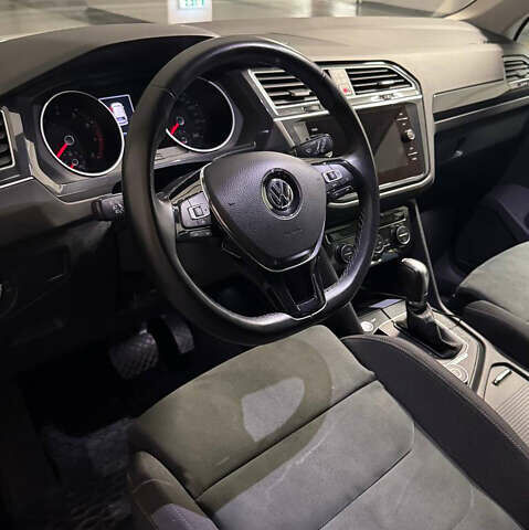 Белый Фольксваген Тигуан, объемом двигателя 2 л и пробегом 70 тыс. км за 31902 $, фото 3 на Automoto.ua