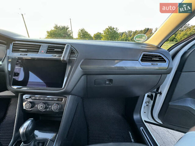 Белый Фольксваген Тигуан, объемом двигателя 2 л и пробегом 198 тыс. км за 41500 $, фото 22 на Automoto.ua