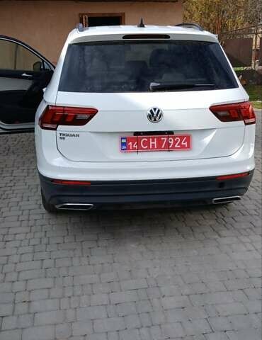 Белый Фольксваген Тигуан, объемом двигателя 2 л и пробегом 105 тыс. км за 19500 $, фото 2 на Automoto.ua